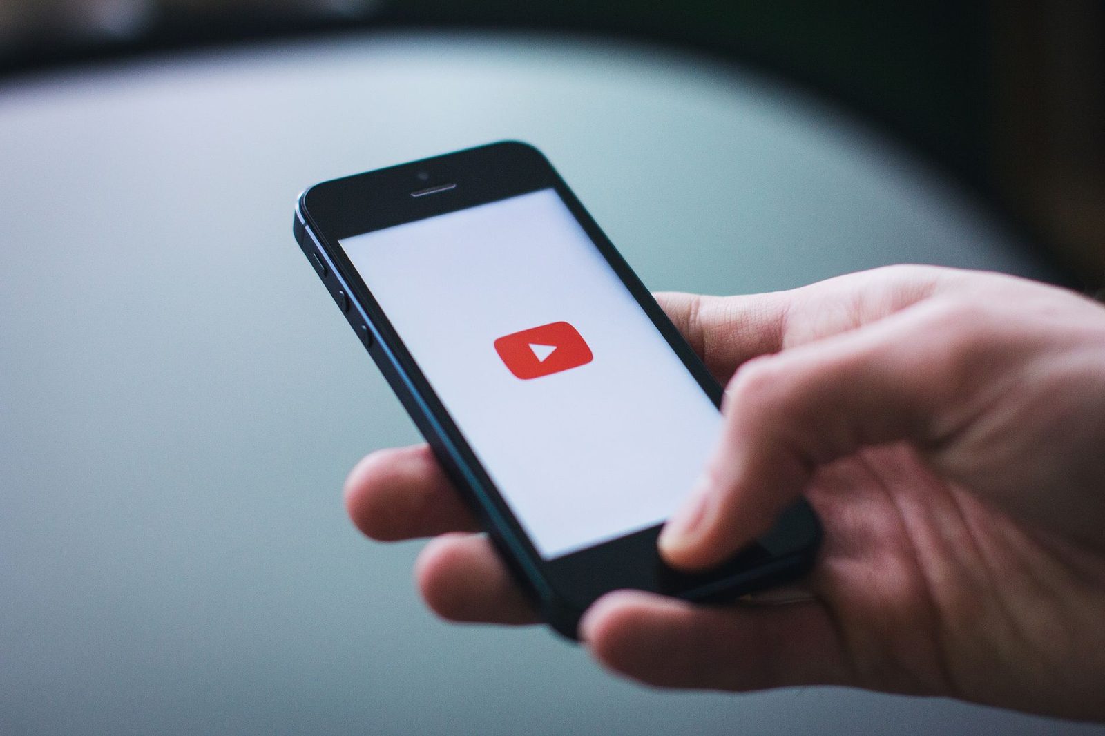 Celular exibindo o aplicativo do YouTube, um dos canais da Performance Max