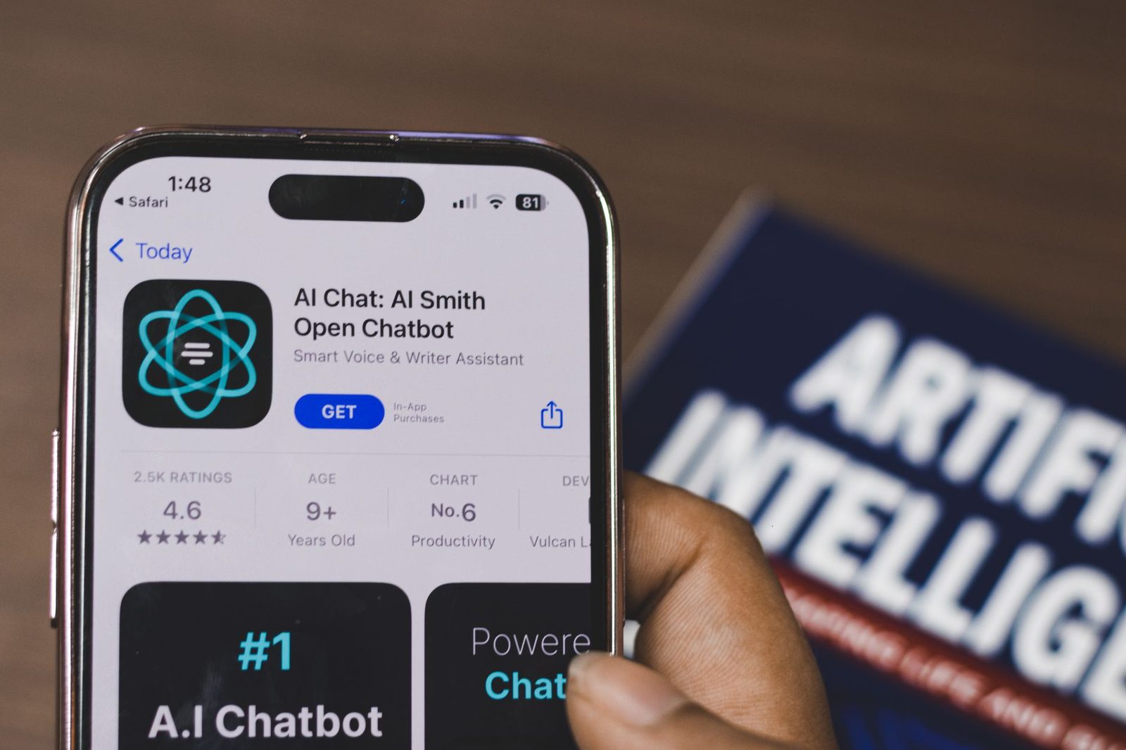 Pessoa segurando smartphone com aplicativo de atendimento por inteligência artificial
