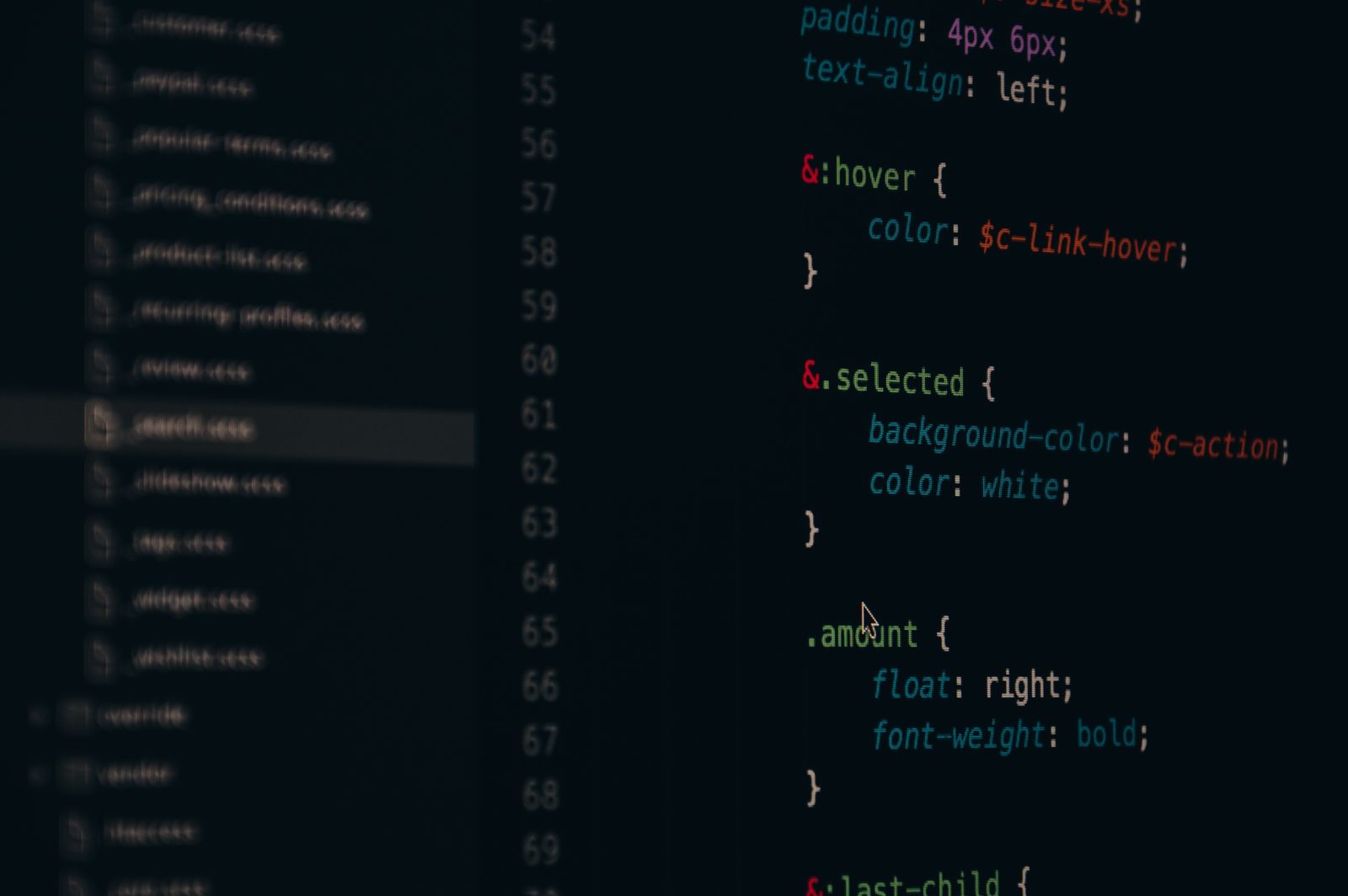 Código CSS colorido em uma tela de computador, usado no desenvolvimento de sites
