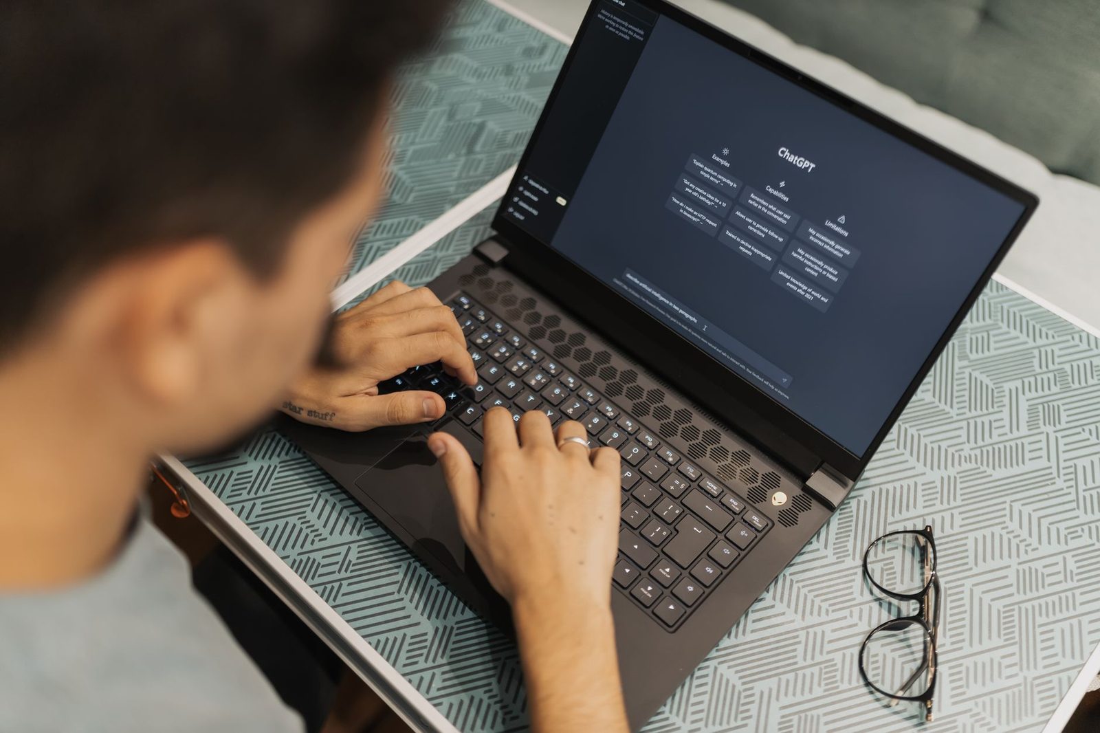 Pessoa usando uma ferramenta de inteligência artificial no laptop