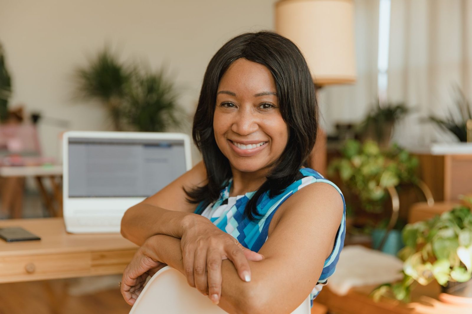 Empreendedora sorrindo confiante em seu escritório, representando pequenas empresas se beneficiando do acesso mais barato à IA