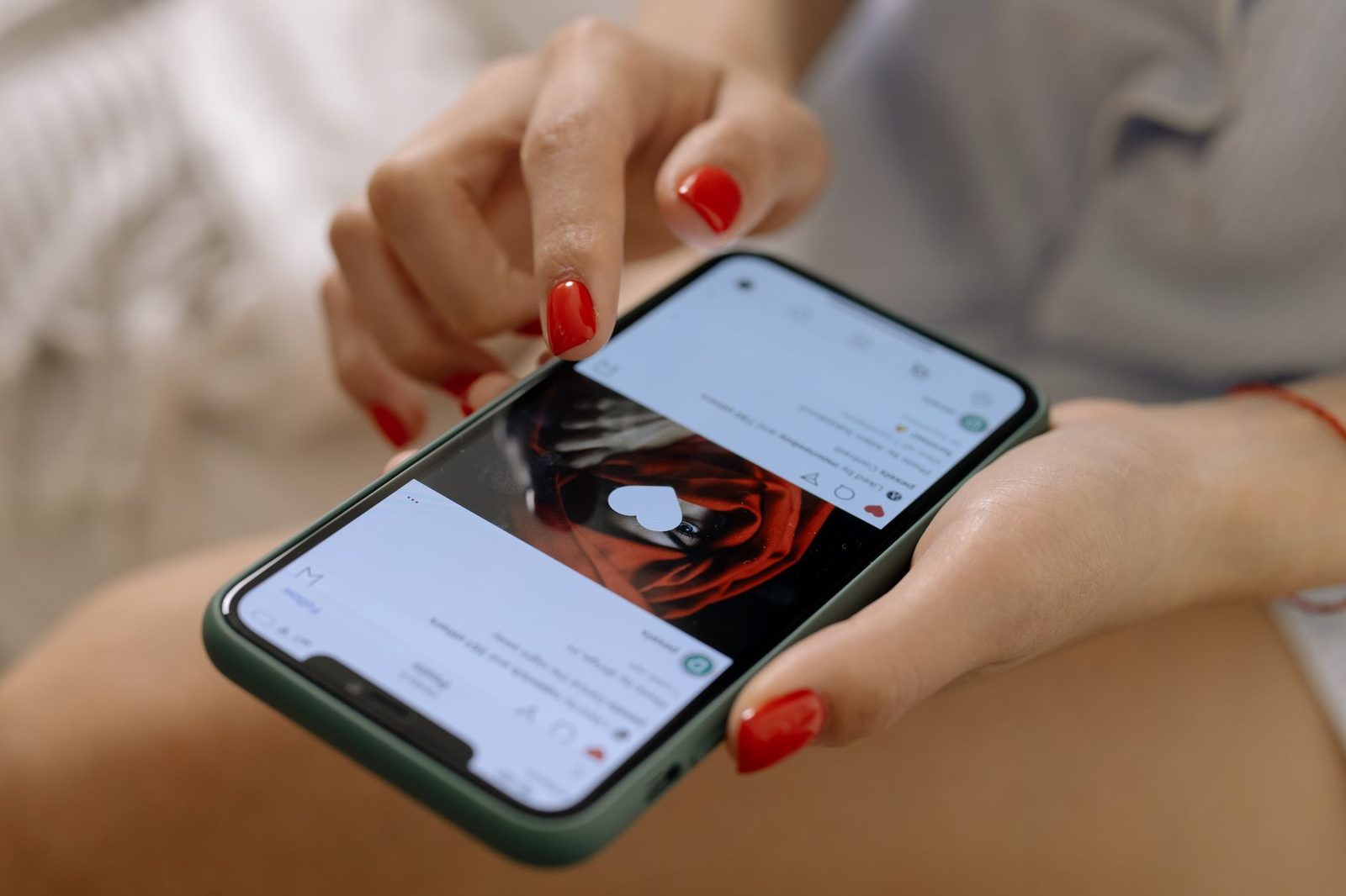 Mulher navegando em uma rede social pelo celular