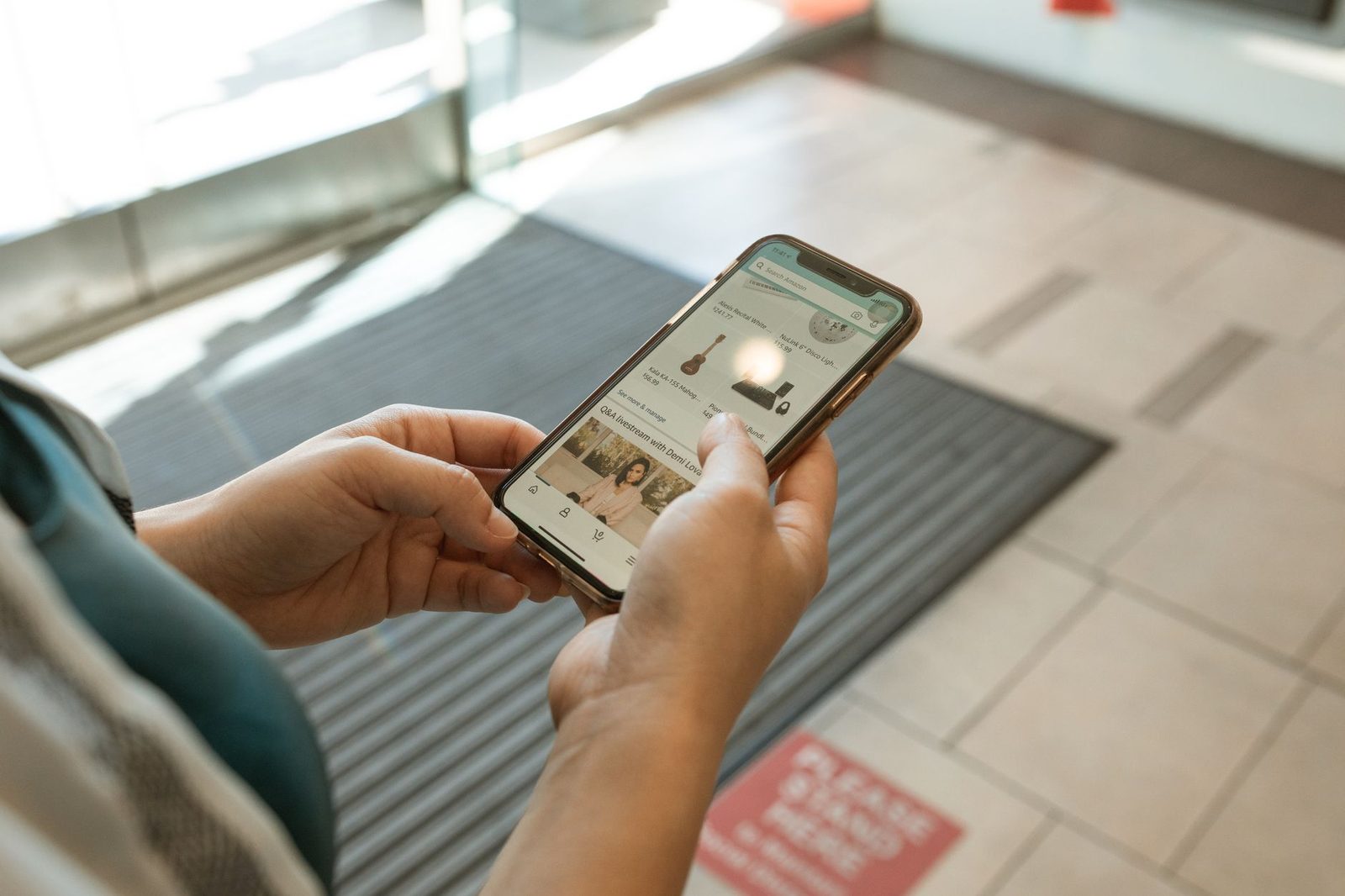 Pessoa comprando pelo celular em um aplicativo de loja virtual