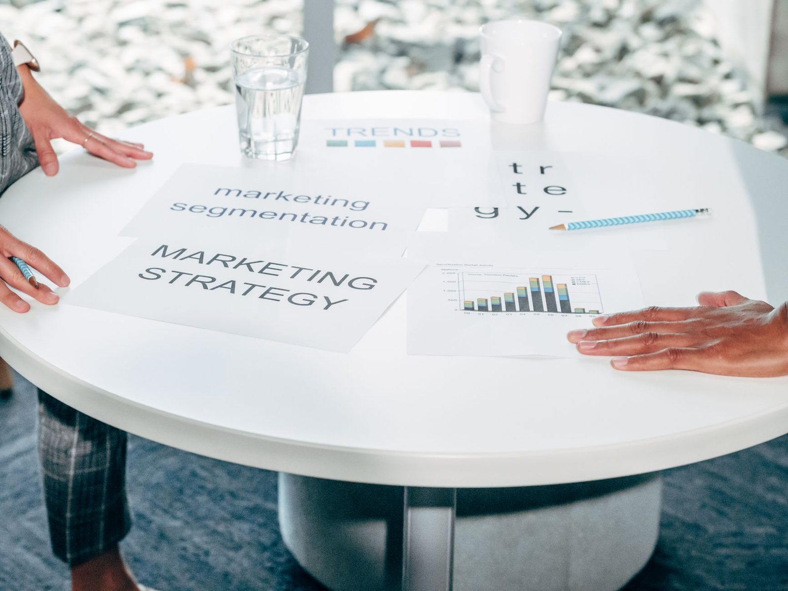 Equipe de marketing planejando estratégia em reunião