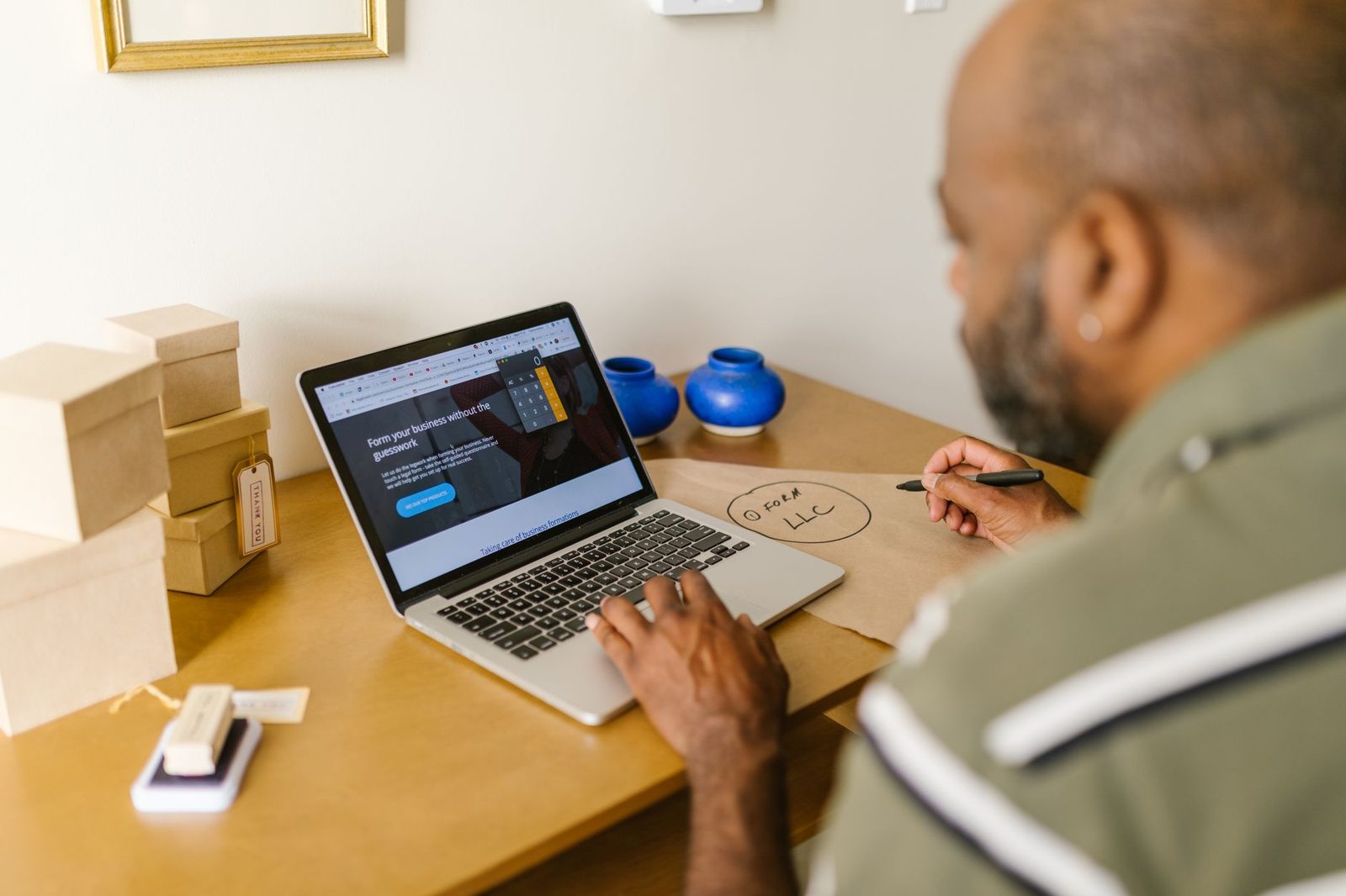 Empreendedor planejando campanhas de Google Ads no notebook