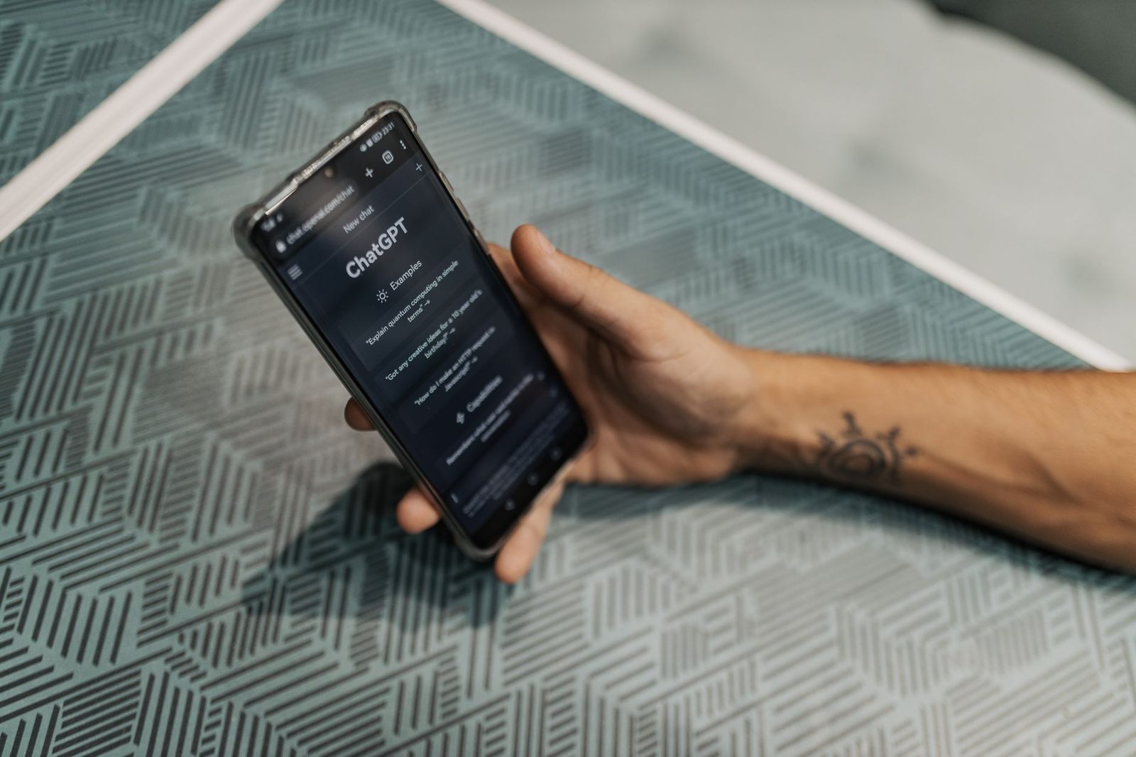 Pessoa segurando smartphone com aplicativo de inteligência artificial aberto na tela