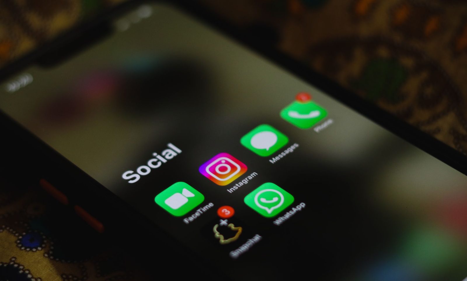 Ícones de redes sociais e aplicativos de anúncios na tela de um smartphone