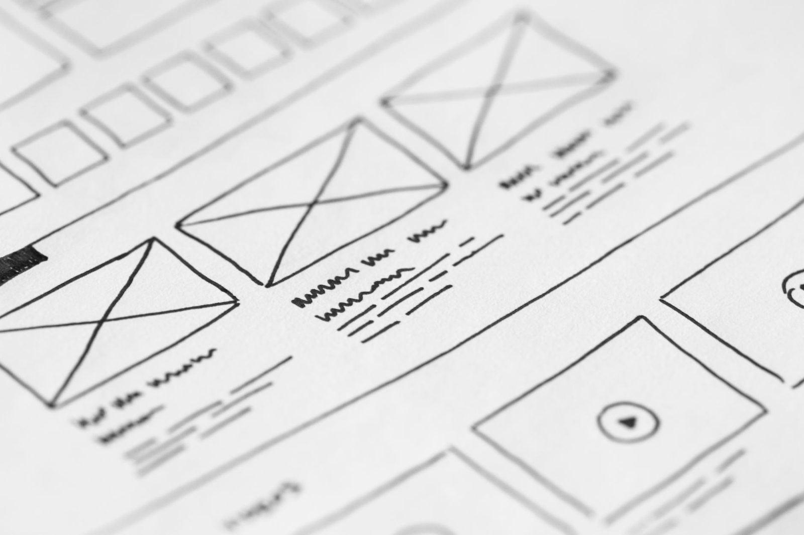 Desenho à mão de um wireframe de página em papel
