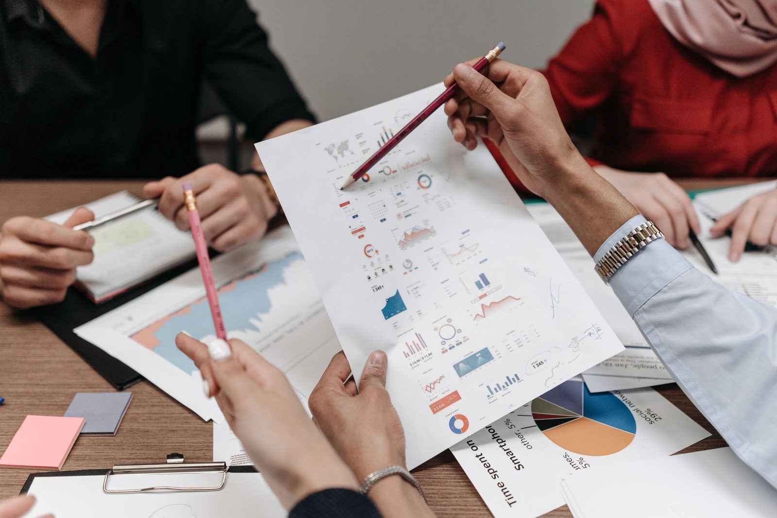 Equipe analisando relatórios e gráficos de desempenho de campanhas