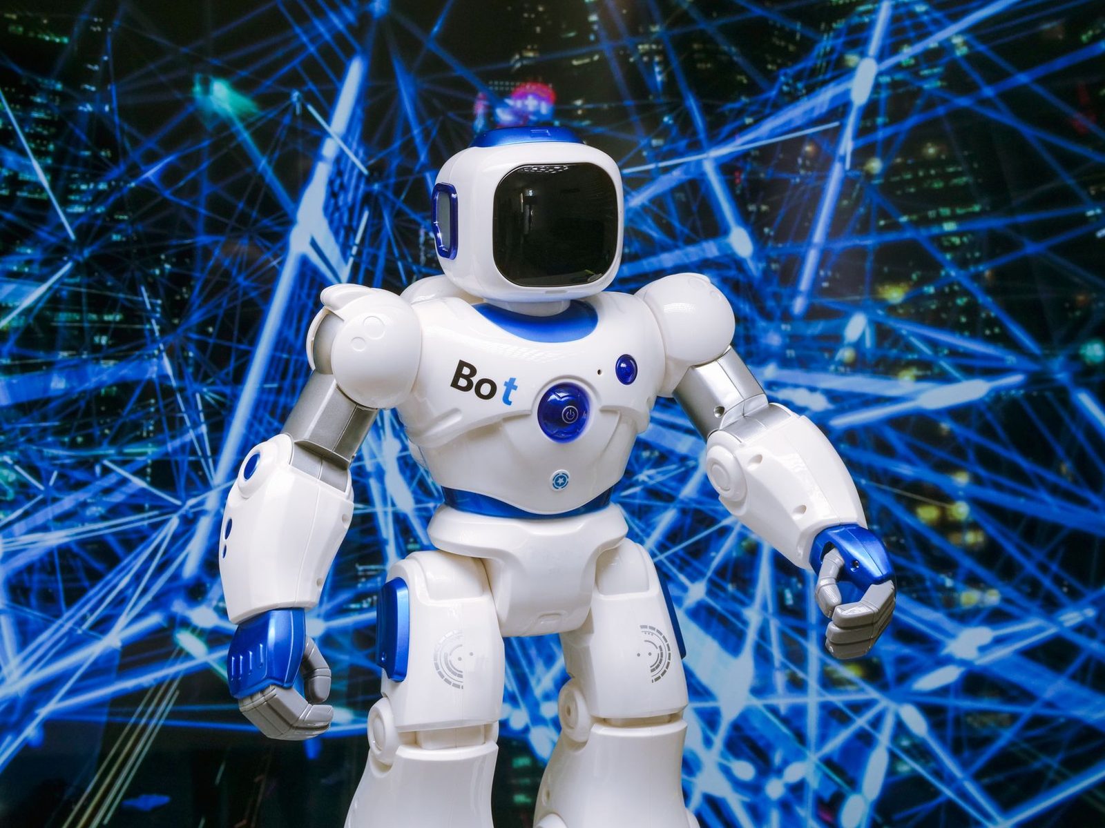 Robô humanoide com acabamento futurista, simbolizando a inteligência artificial atual