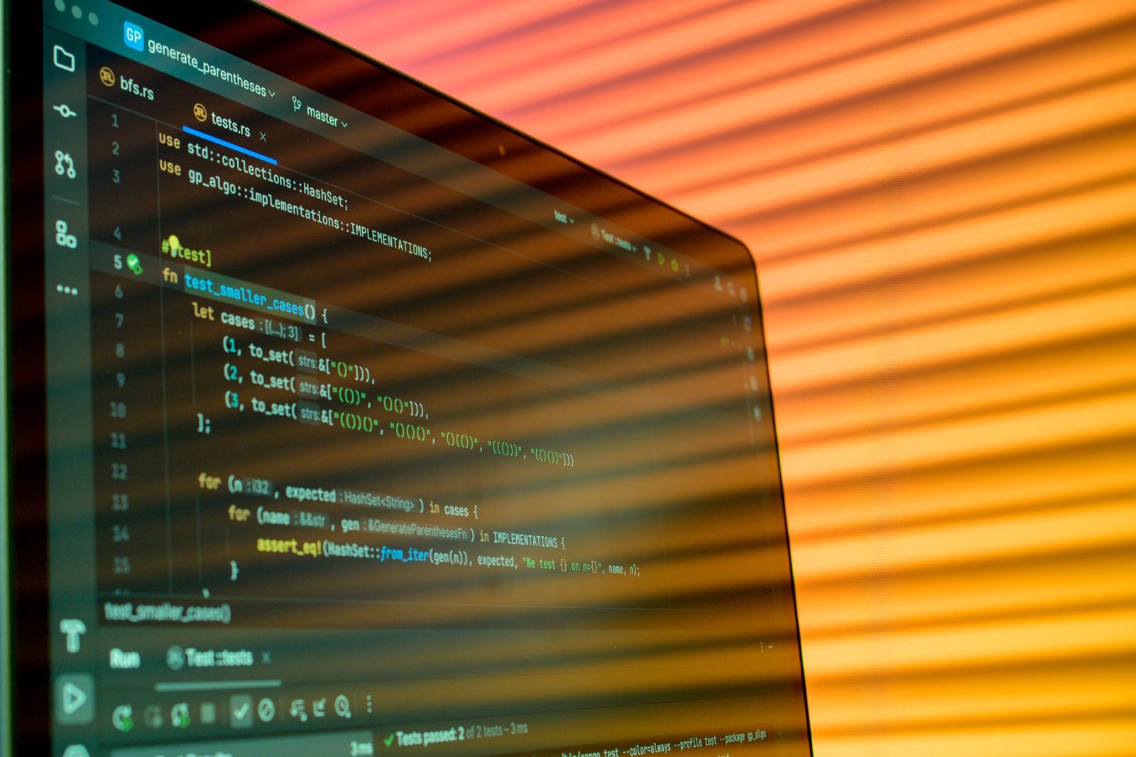 Tela de computador exibindo código e algoritmos, representando pesquisa avançada em inteligência artificial