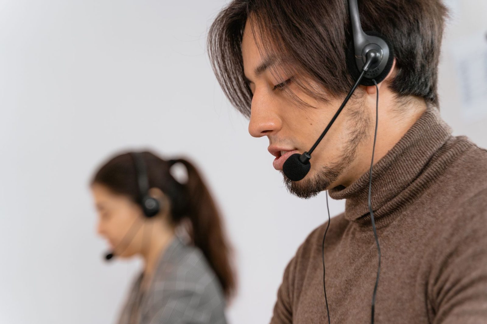 Equipe de atendimento respondendo clientes rapidamente, um dos elos que evita o funil furado no marketing 360 graus
