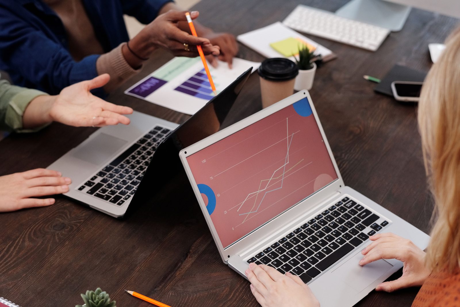 Equipe analisando dados e gráficos de desempenho em um escritório