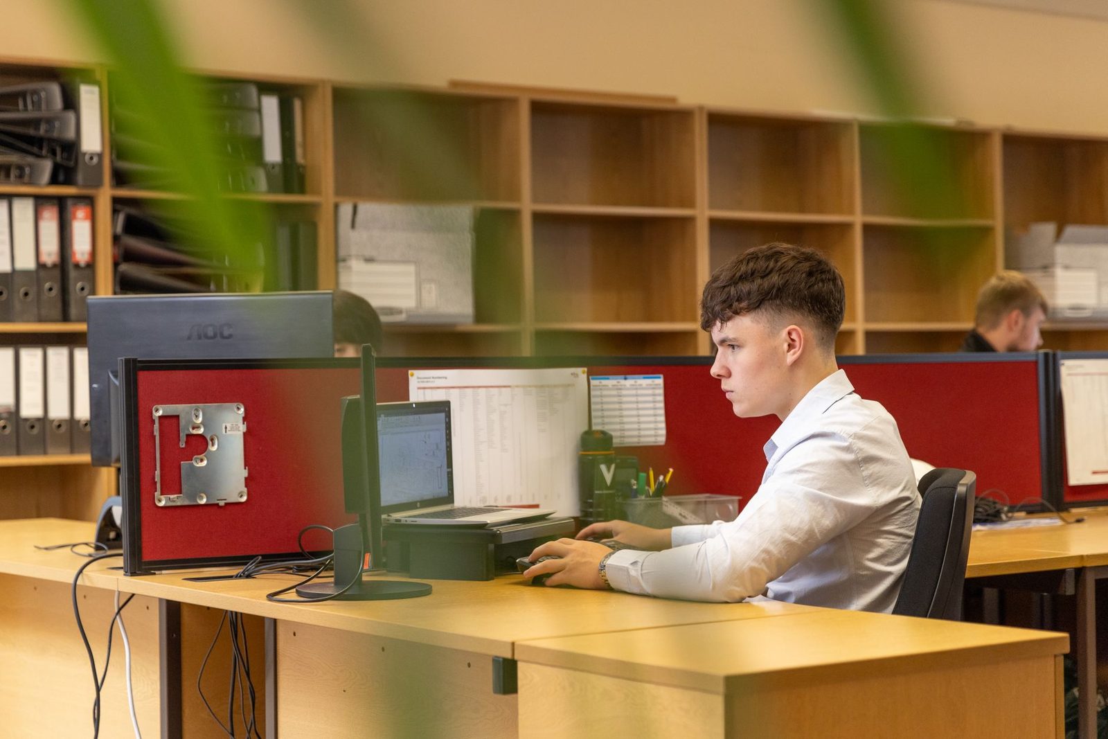 Profissional organizando tarefas em um computador no escritório