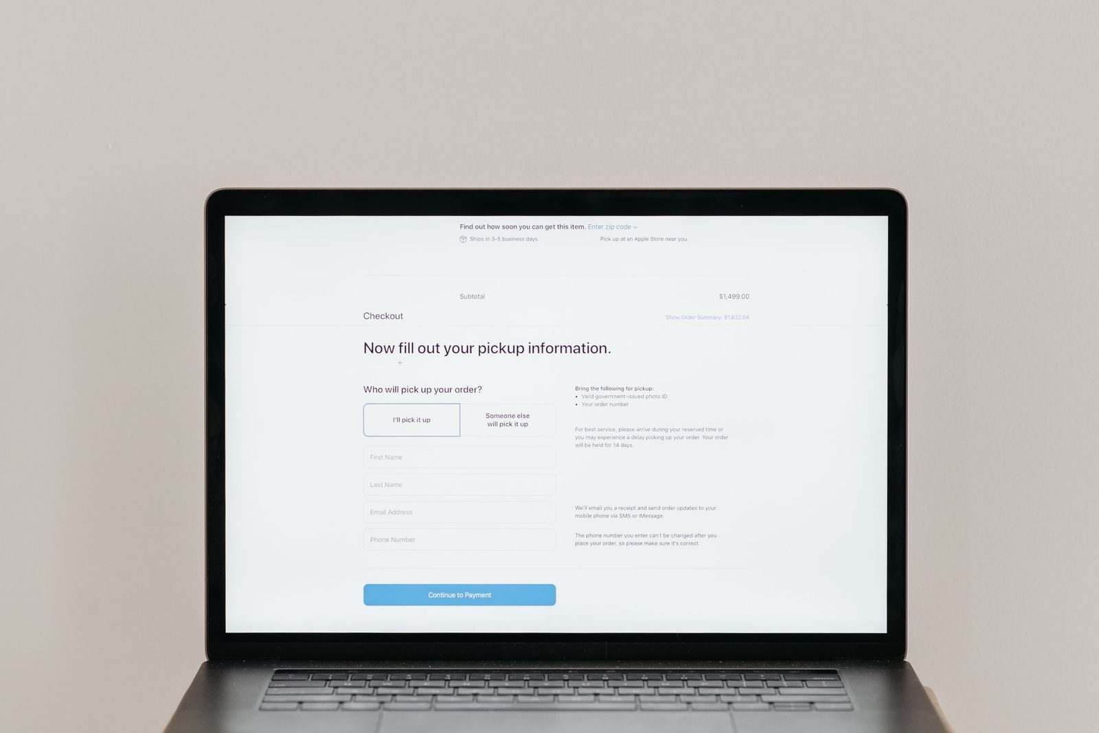 Laptop exibindo um formulário de checkout online
