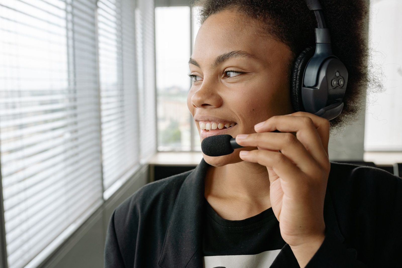 Atendente sorrindo durante atendimento ao cliente com headset
