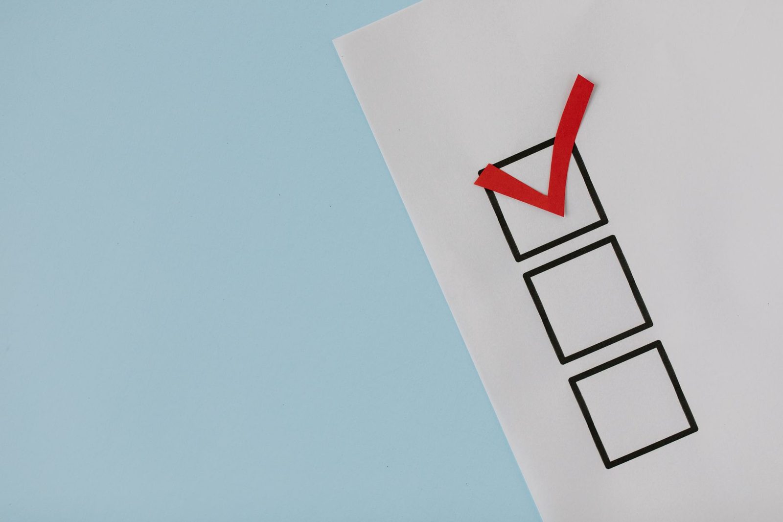 Checklist em papel com marca de aprovação, representando critérios de avaliação