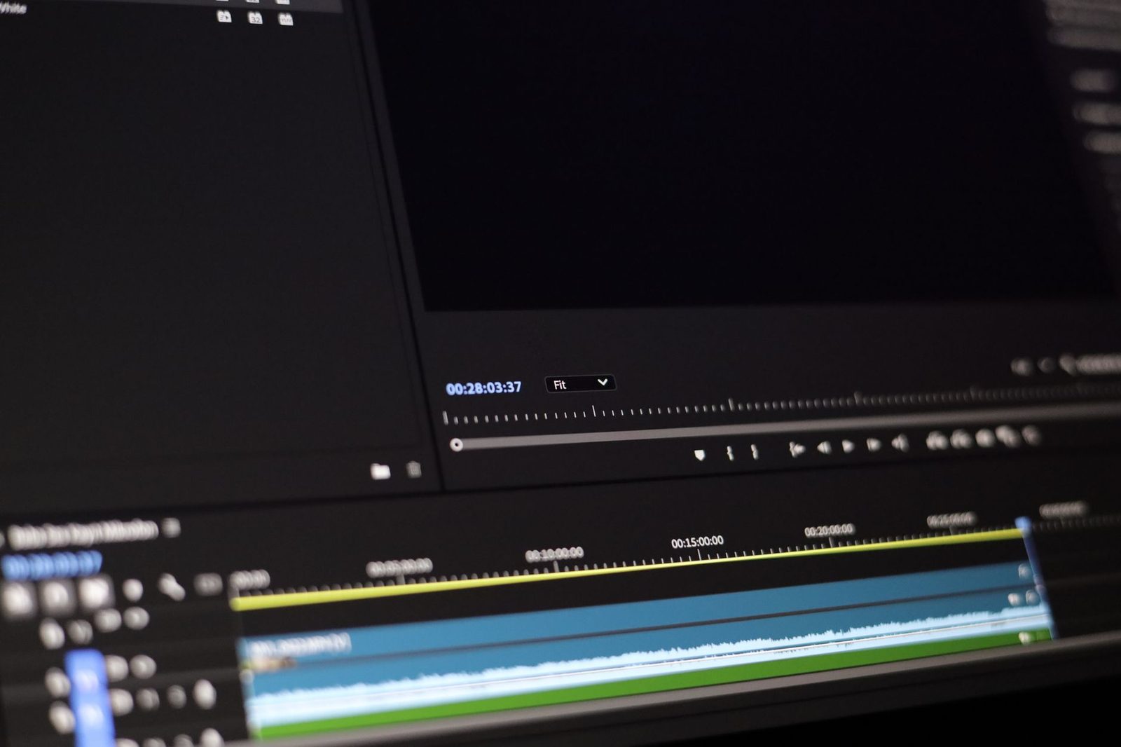 Tela de um editor de vídeo com linha do tempo e controles de edição