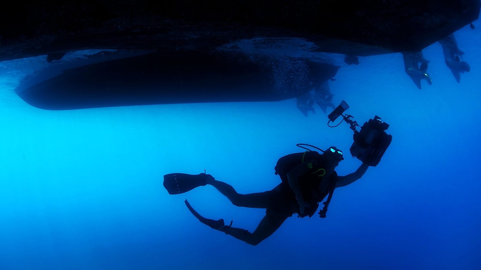 Mergulhador explorando as profundezas do oceano, representando o uso avançado da inteligência artificial