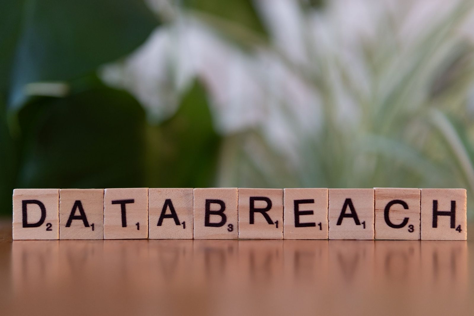 Peças com as palavras 'data breach' representando o risco de vazamento de dados