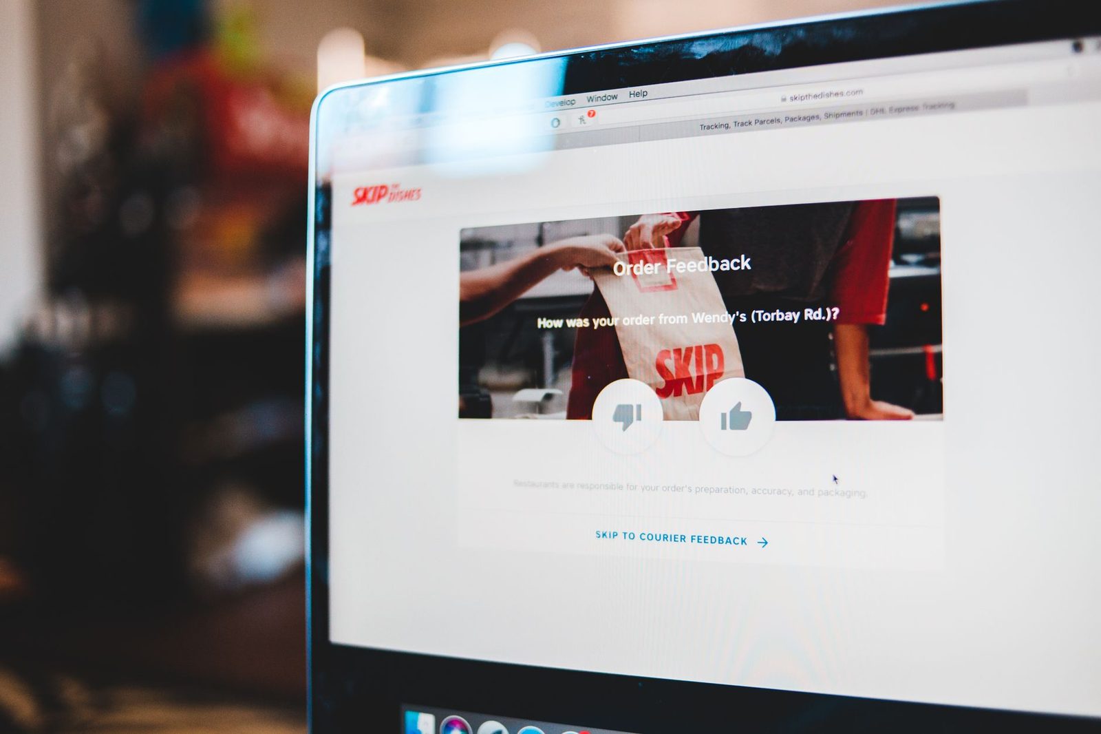 Página de destino sendo planejada em laptop, um dos elos da abordagem 360 no marketing digital