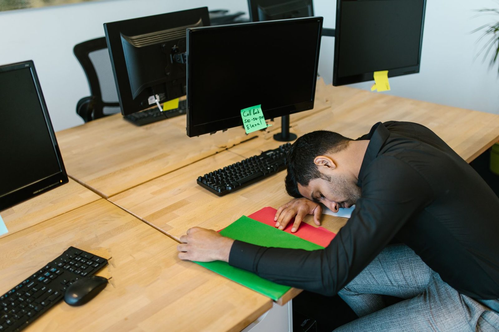 Profissional de marketing exausto e sobrecarregado de trabalho na frente do computador