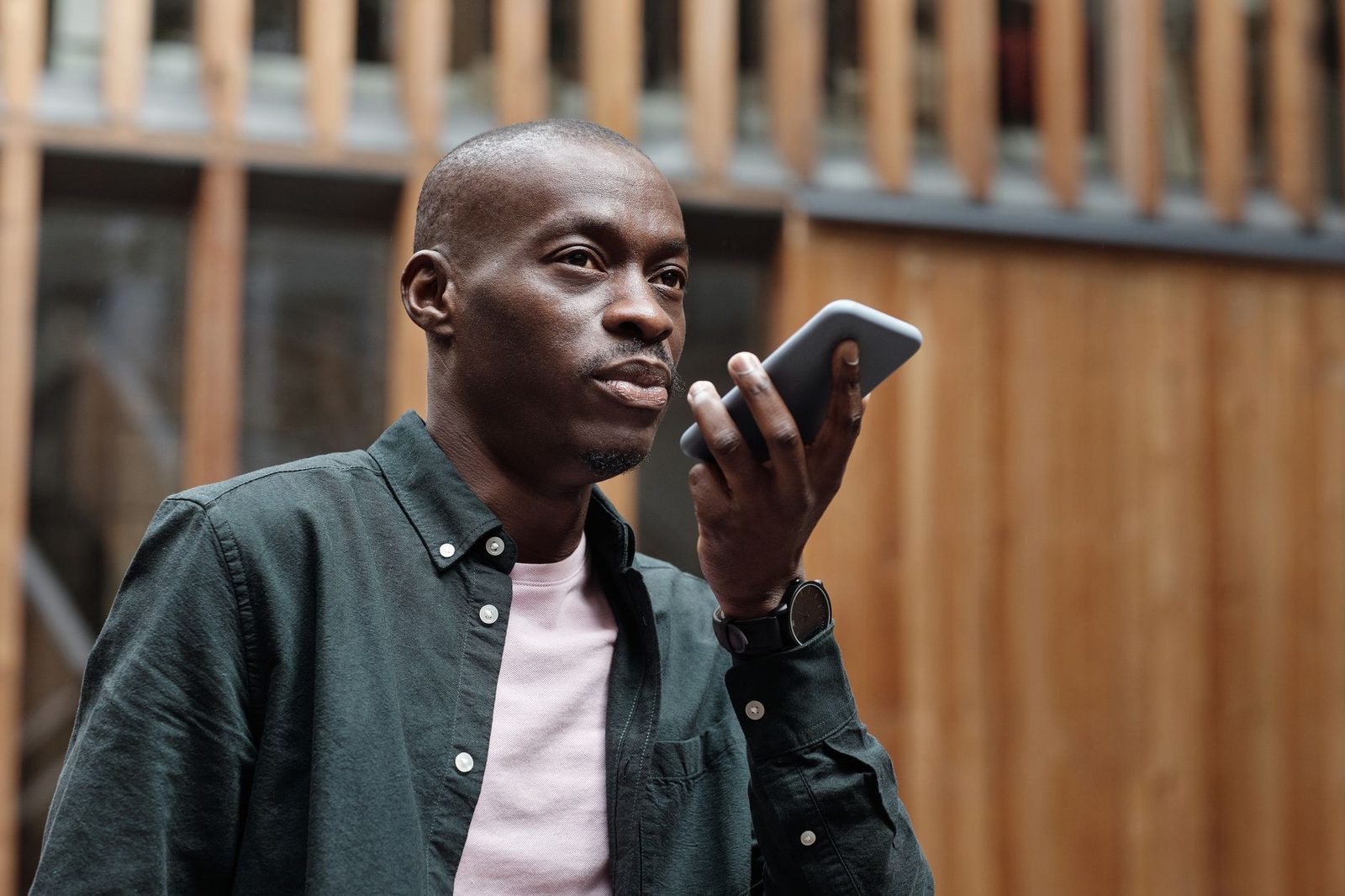 Pessoa usando comando de voz por inteligência artificial no celular
