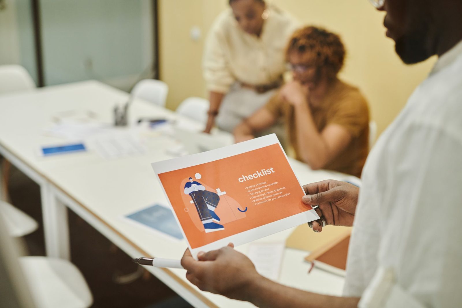 Equipe de negócios revisando um checklist de boas práticas em reunião