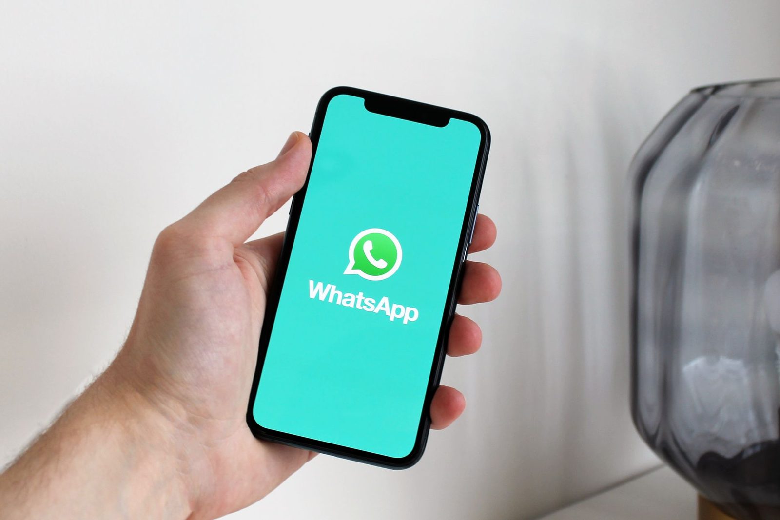 Atendimento automatizado via WhatsApp em smartphone, uma das peças de um sistema de captação de clientes